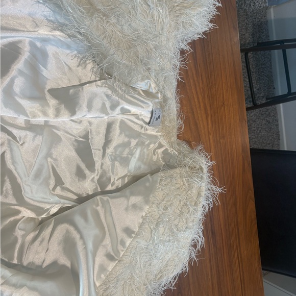 Sai Sankoh Enola Shaggy Faux Feathers White Coat - Picture 7 of 8